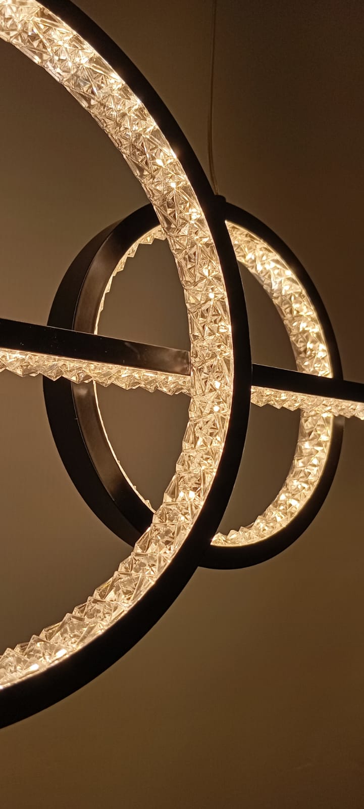 Luminária pendente de teto LED 3000k dourada modelo Udders, design moderno para sala de jantar ou estar, da marca Sindora.